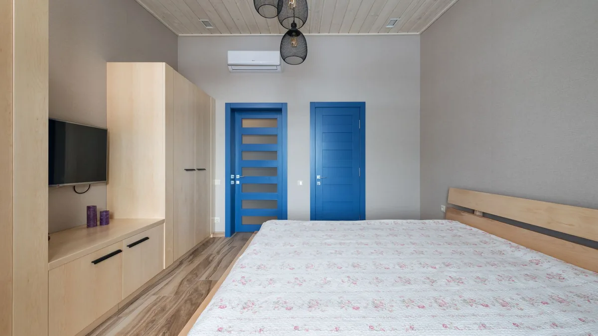 室内の壁に取り付けられたエアコンの吹き出し口まわり
