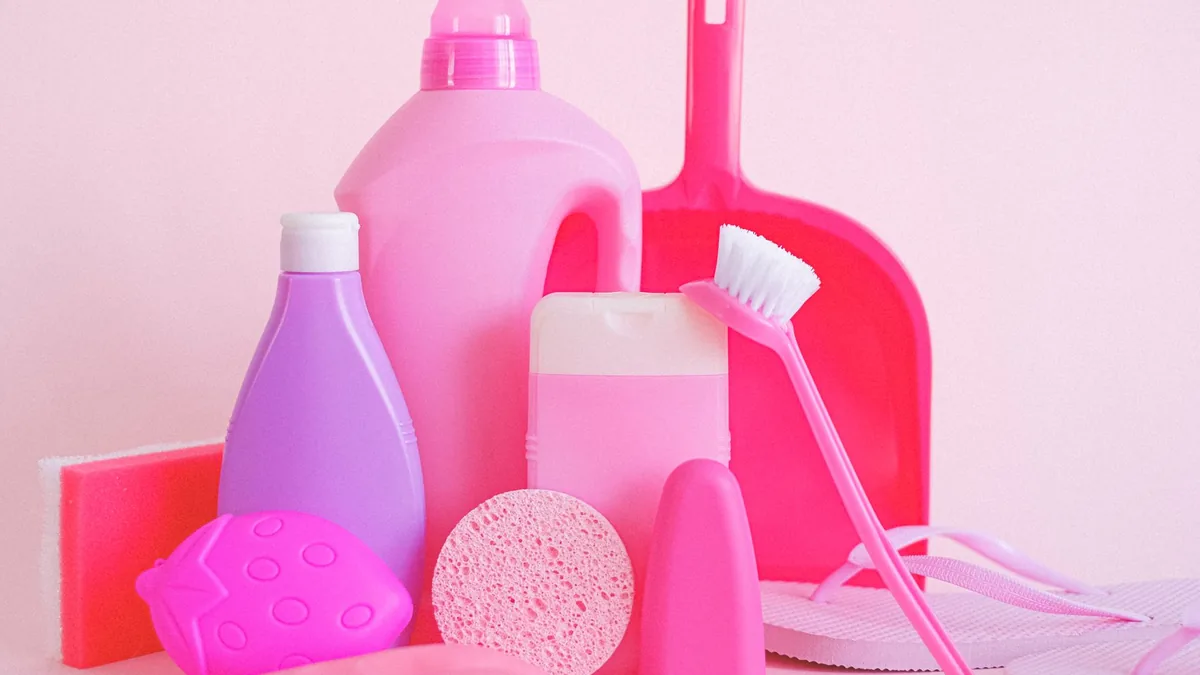ハウスクリーニングで使う洗浄剤と掃除道具のイメージ